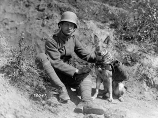 Soldato austriaco con cane porta messaggi